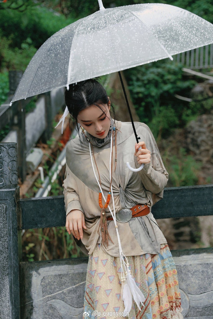 张馨予雨天撑伞写真曝光 抬眸看雨五官精致动人