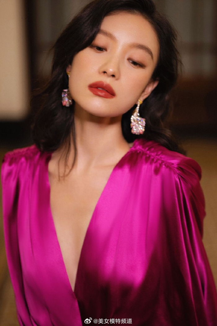倪妮玫红色长裙写真曝光摩登复古风镜头表现力十足