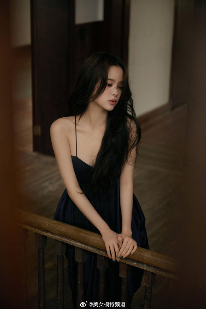 欧阳娜娜穿吊带长裙露香肩锁骨 气质成熟性感女人味十足