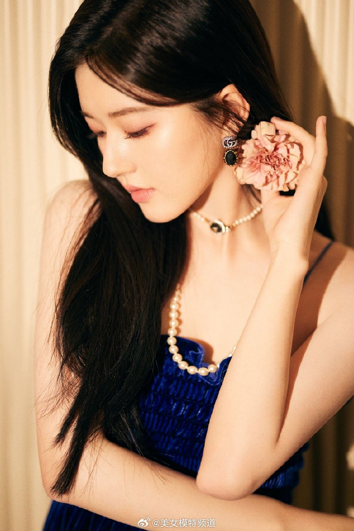 赵露思穿丝绒裙秀香肩锁骨 对镜沉思复古优雅