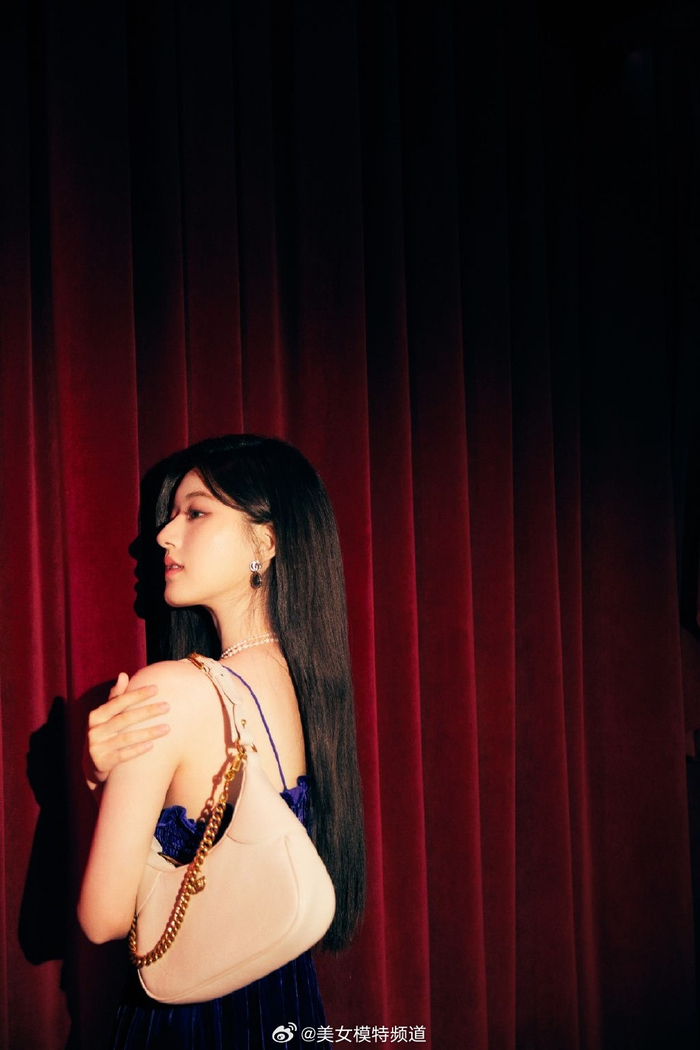 赵露思穿丝绒裙秀香肩锁骨 对镜沉思复古优雅