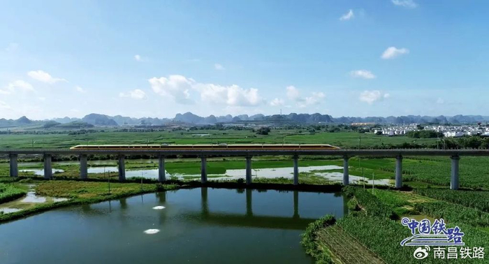 2022年12月5日,广西境内第一条自主投资建设的城际高速铁路——南凭