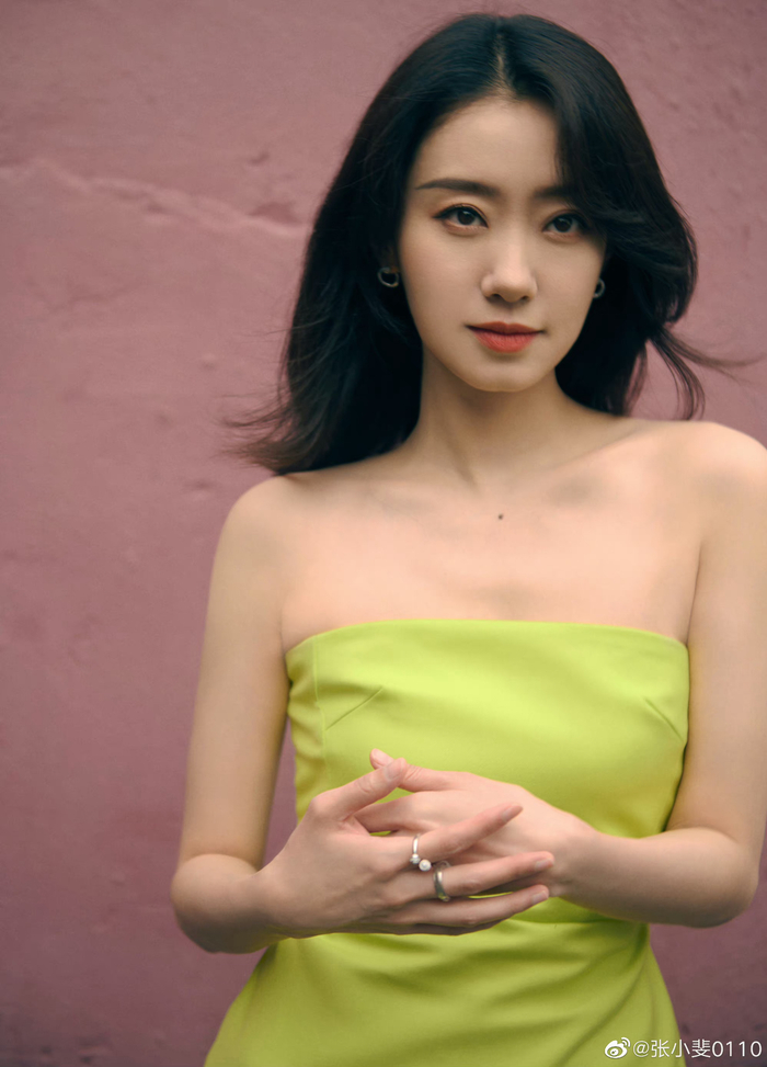 张小斐牛油果绿抹胸裙随拍夏日清新扑面而来姐姐好美好温柔