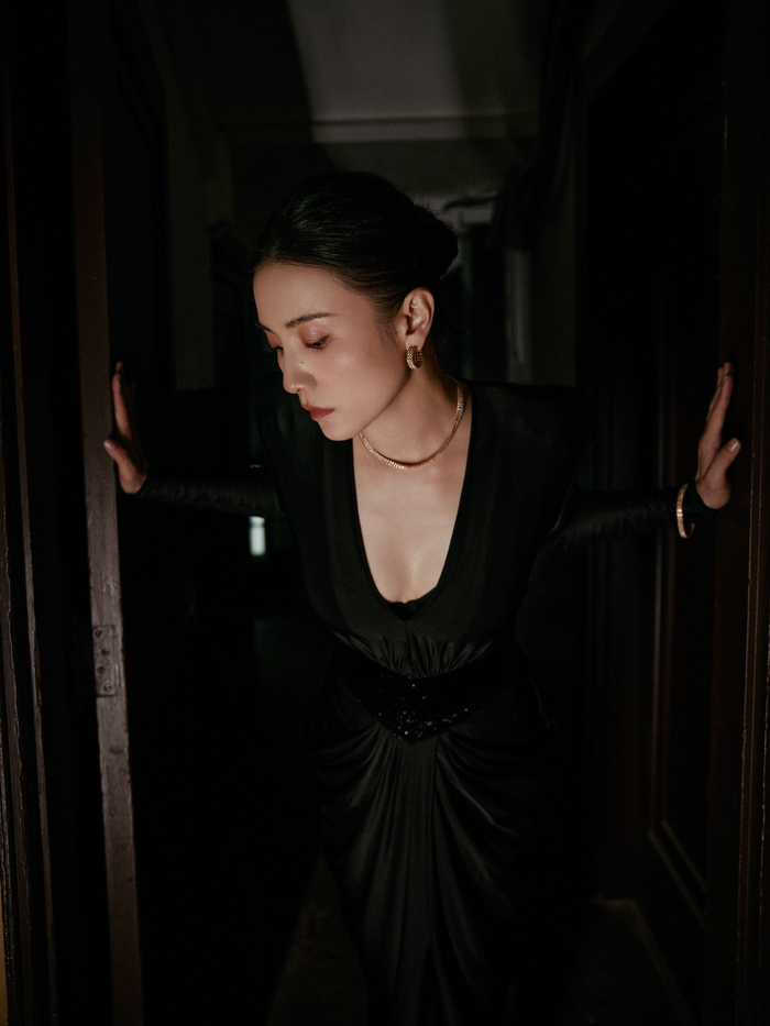 宋佳微博电影之夜造型深v黑裙优雅又迷人高级又慵懒