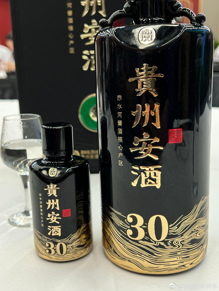 30年包装的顿感味道不错,于是从网上查了查价格(图六)竟然4000块一瓶