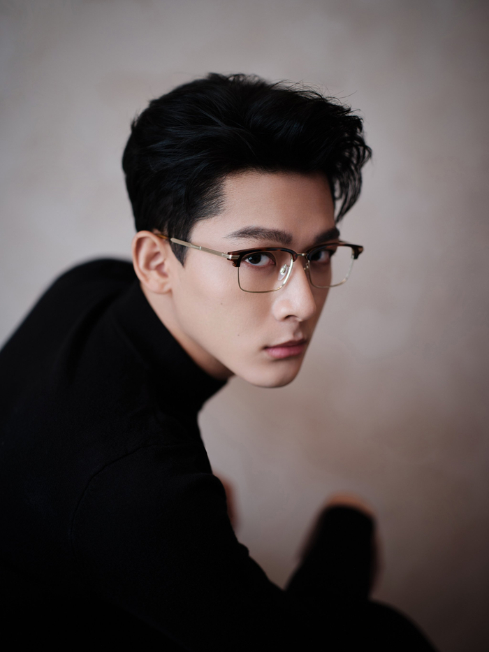 张晚意戴眼镜啦,真的有斯文败类那味儿了,表哥很帅 爱了爱了|张晚意