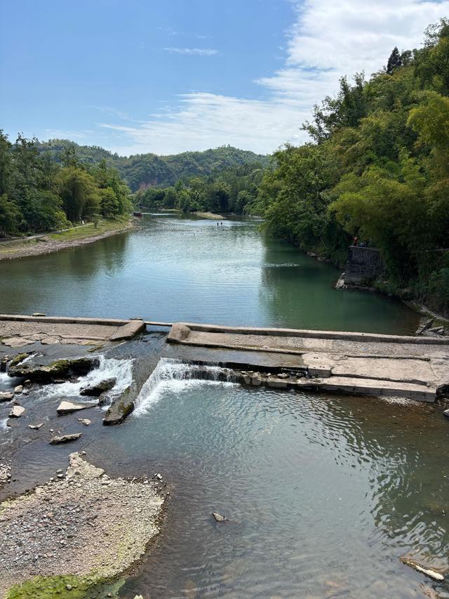 这里叫谢家坝，大邑新场往出江的路上，我给它命名大邑县九寨沟