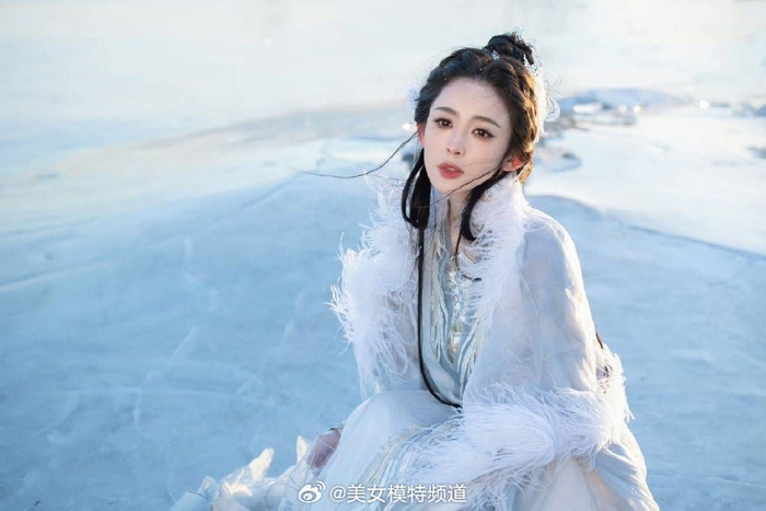古力娜扎冰面仙羽写真释出 一袭古装白衣好似仙女下凡