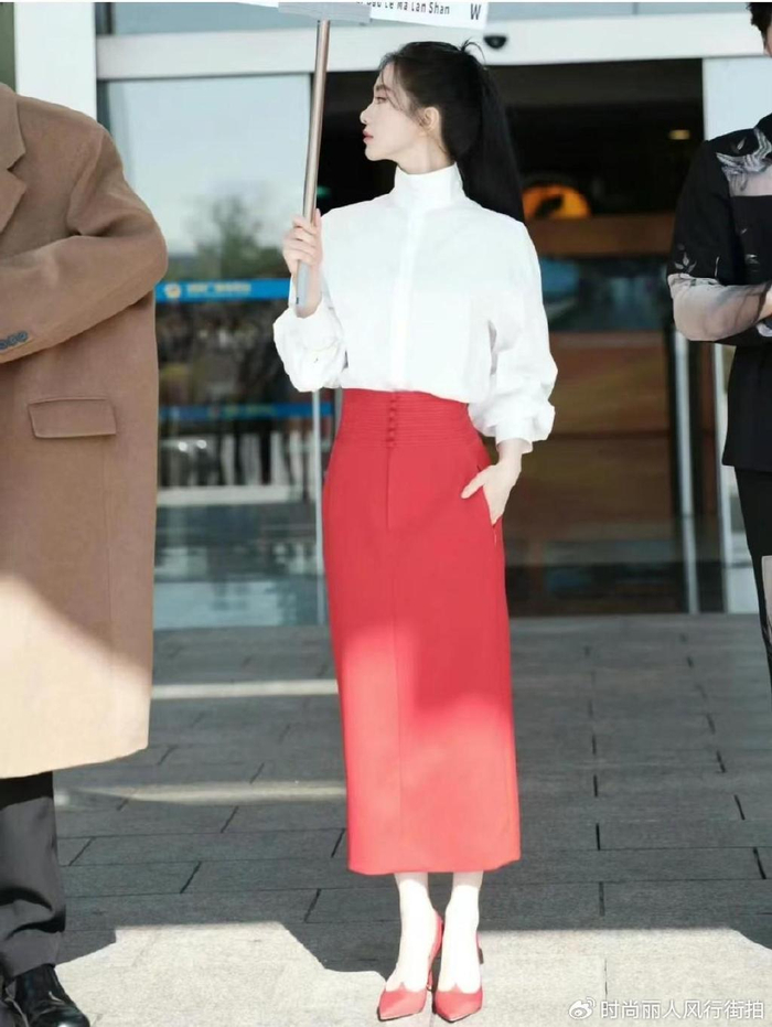 刘诗诗下班照更惊艳穿红裙变大美女风情万种这变化也太大了