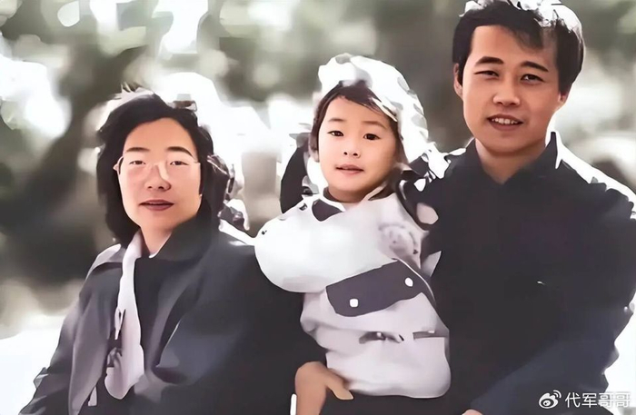 原来她是王石大女儿，比后妈年龄还大，45岁单身不结婚父亲愁白头|王蔚蓝|田朴珺|蔚蓝锂芯|婚姻|母亲_新浪新闻
