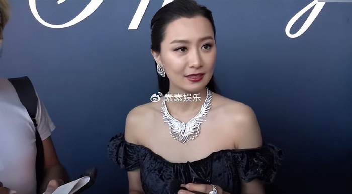 陈法拉出席珠宝晚宴,和汪诗诗汪圆圆合影,郑余雅颖也在现场