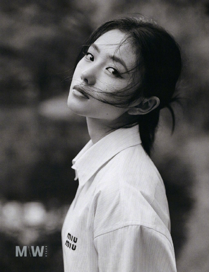 周末画报新刊封面,初夏的午后,微风拂过发丝的温柔,清新文艺的miu miu