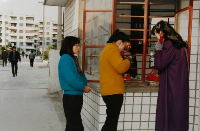 上海最后一座传呼电话亭 八旬老人守了31年 听他们讲百年老友"72变"