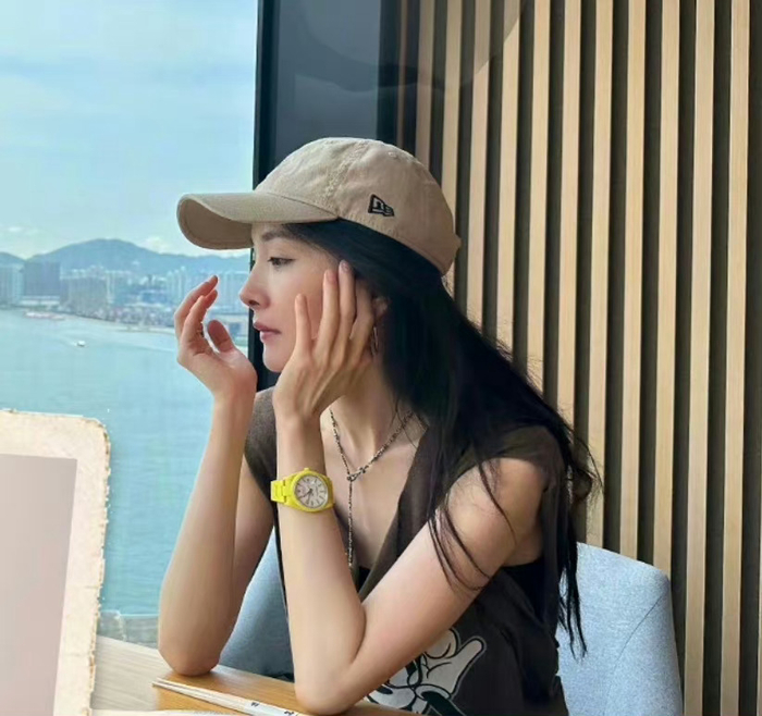 杨幂生活点滴随拍照撸猫关雪背影杀比耶自拍