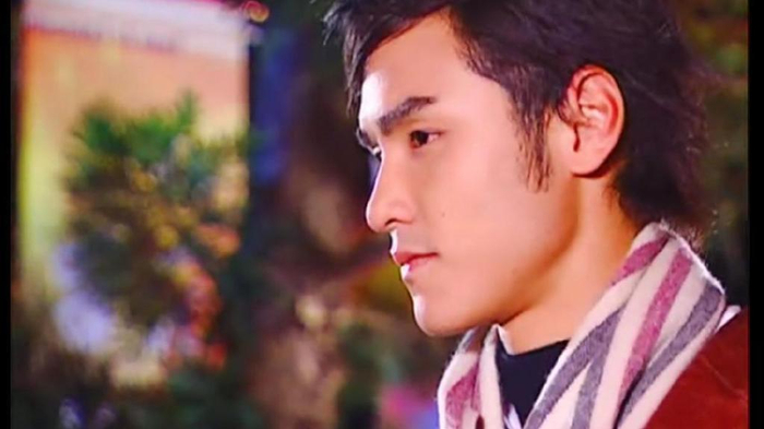 明道身高一米八,长相帅气,是最早的霸总标杆,微微上扬的嘴角是明道的