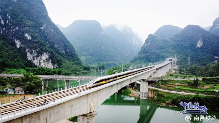 从"多彩贵州"到"壮美广西",贵南高铁串起一条自然与人文景观密集的"