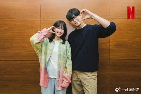 27岁车银优近照:戴黑框眼镜演绎撕漫男,将合作演员朴恩斌