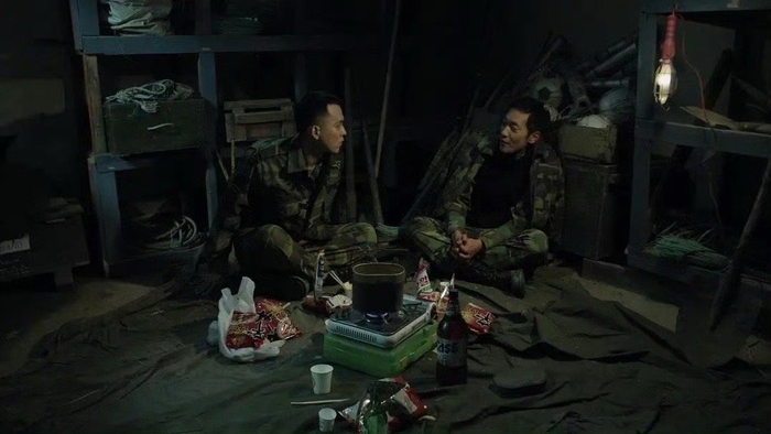 韩国电影《黑石》男主在军队服役时被上级灌醉强行