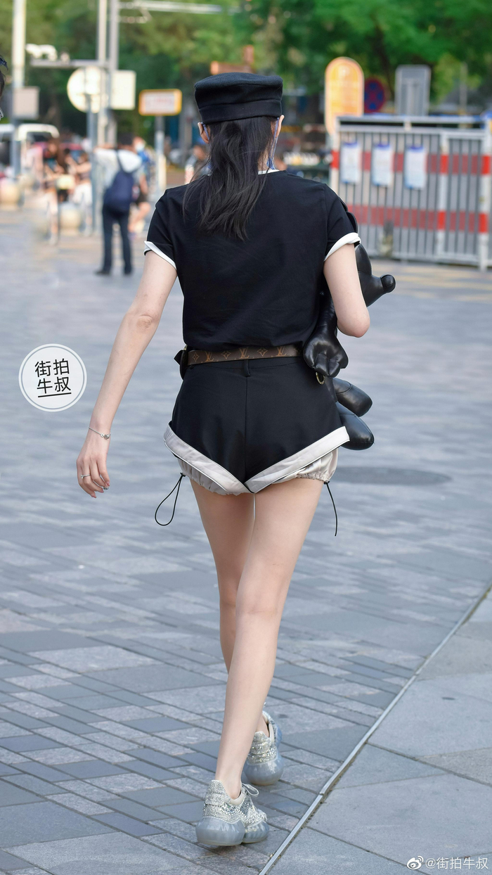 美女穿着时髦的三角热裤出街