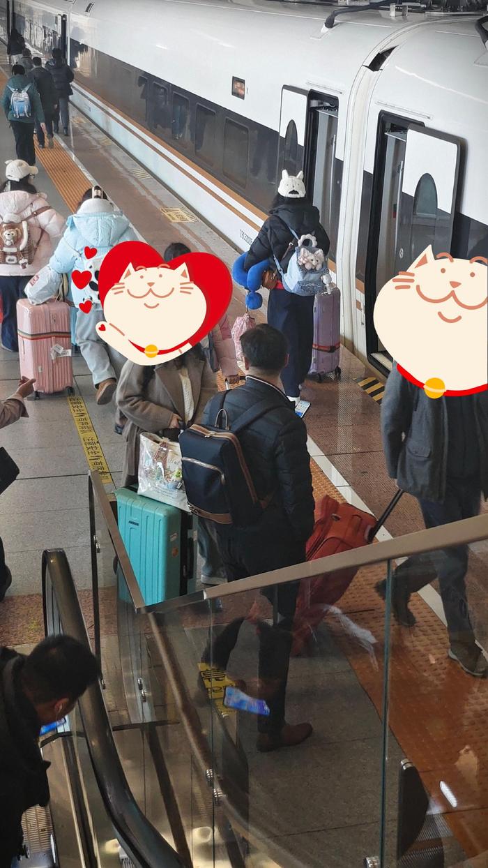 这男的插队 我都喊他了 诶 你怎么插队呢 他还在那假装听不见 就故意的