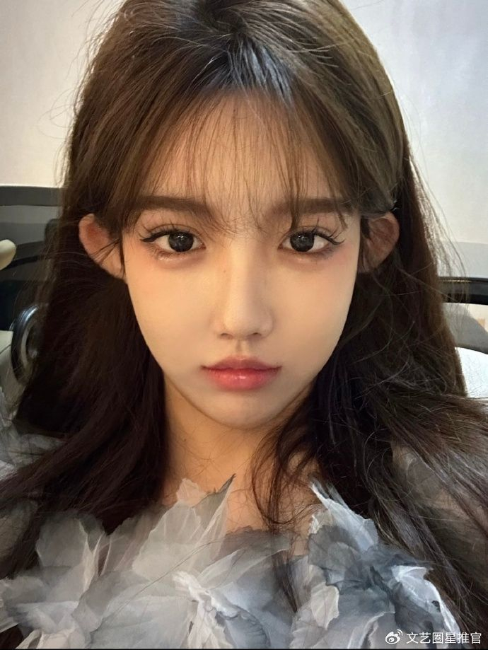 艾比坦率地回顾了自己儿时的喜好,喜欢穿裙子,戴发卡,跳着可爱的舞蹈