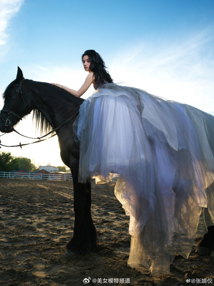 张婧仪穿蓝色公主裙显高贵气质骑马姿势优雅侧颜迷人