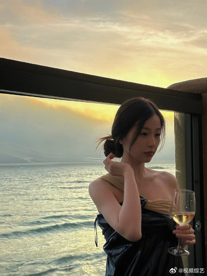 虞书欣海边随拍海边辣妹欣欣子上线啦67这一组真的是神营业神图啊