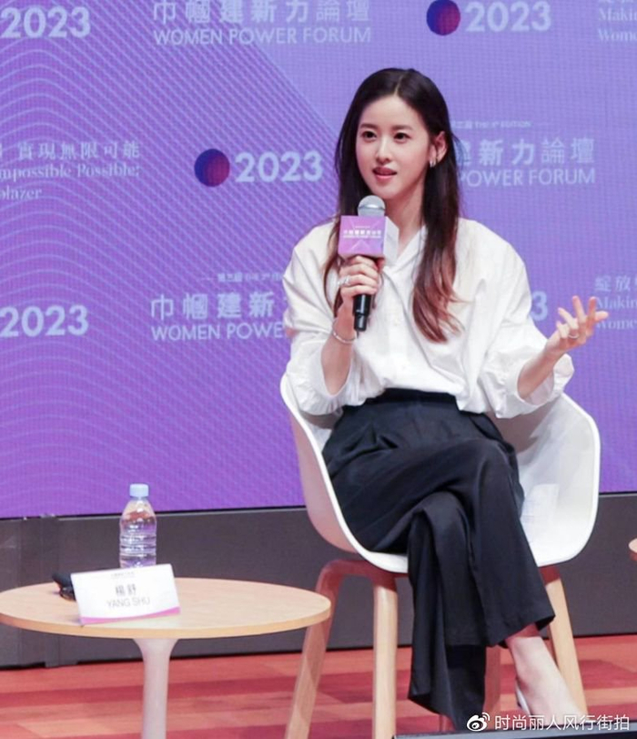 章泽天二胎后底气更足!穿衬衫闪耀巾帼论坛,没演戏当阔太真明智__财经头条__新浪财经