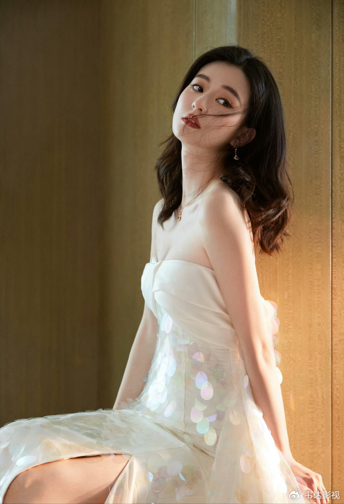 乔欣:清新漂亮身材有料的魅力女神|乔欣|纱裙|身材_新浪新闻