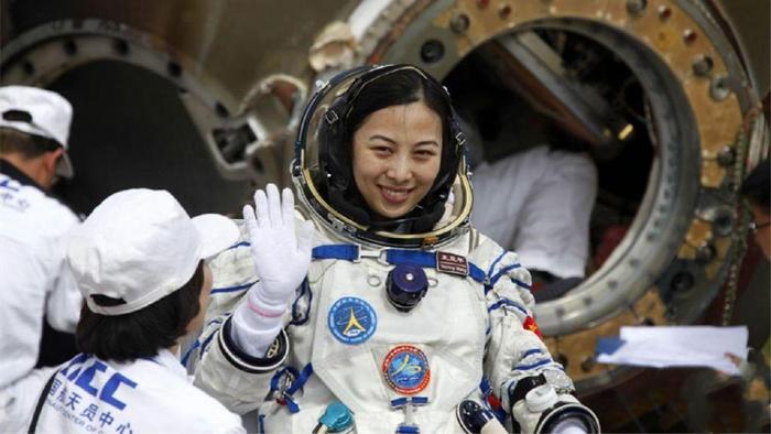 中国太空行走第一位女航天员——王亚平太空出舱2周年