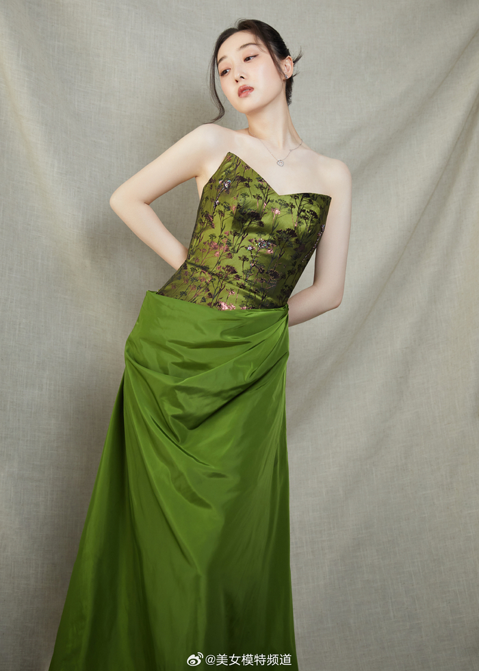 蒋梦婕花枝绿意长裙