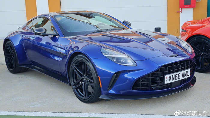 阿斯顿.马丁 全新vantage! 同学们先选个颜色呗