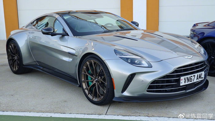 阿斯顿.马丁 全新vantage! 同学们先选个颜色呗