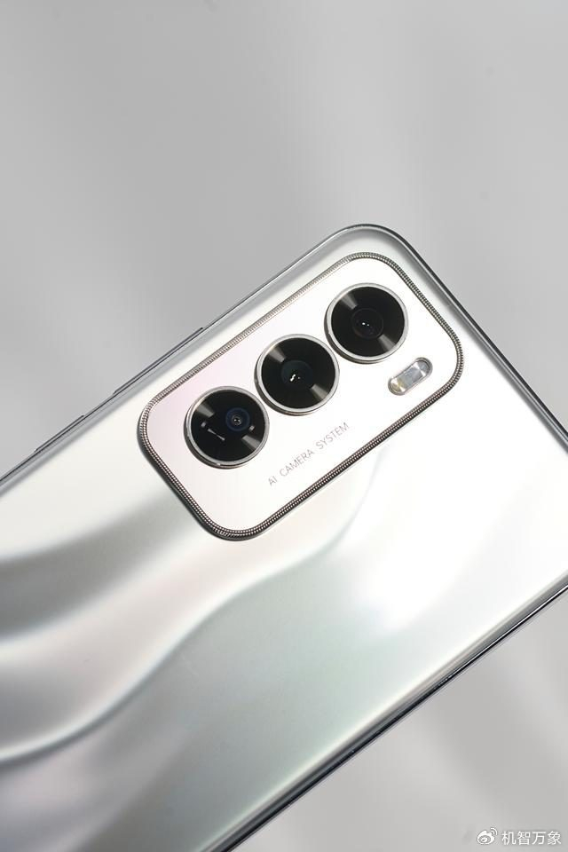 主打超美小直屏,oppo reno12「千禧银」携 pro 版「银幻紫」亮相