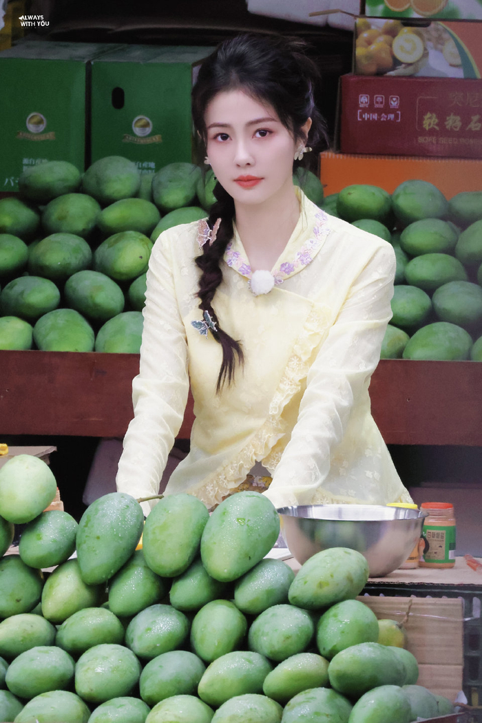 白鹿范丞丞奔跑吧路透卖水果芒果西施和橙子帅哥