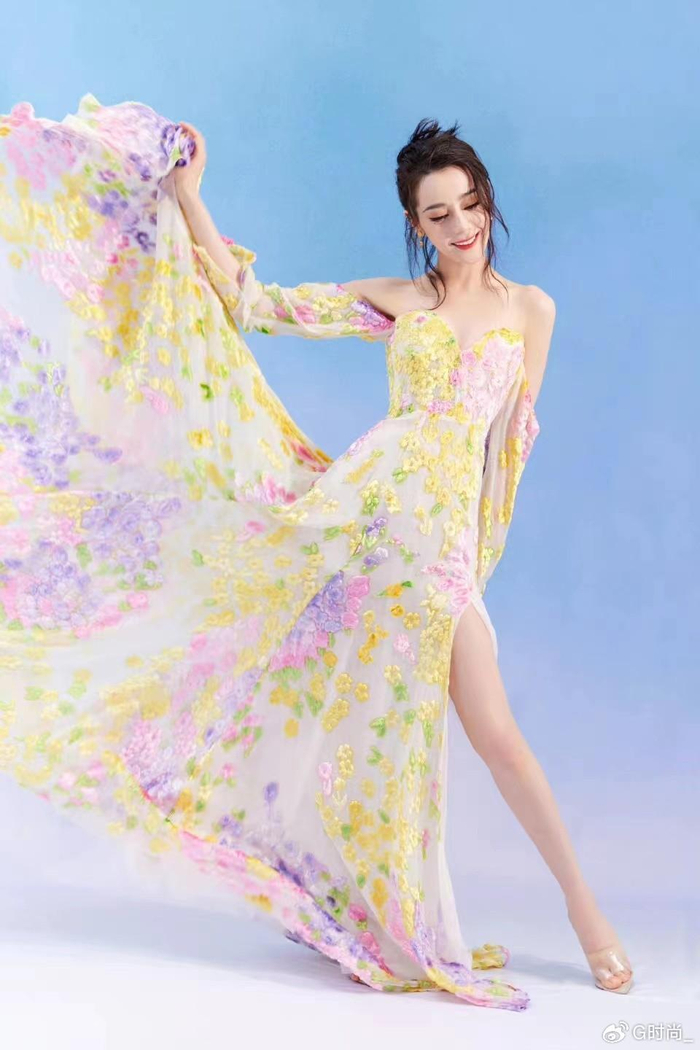 迪丽热巴又飒又美,3套时尚穿搭,照着穿会很美|热巴|迪丽热巴|造型