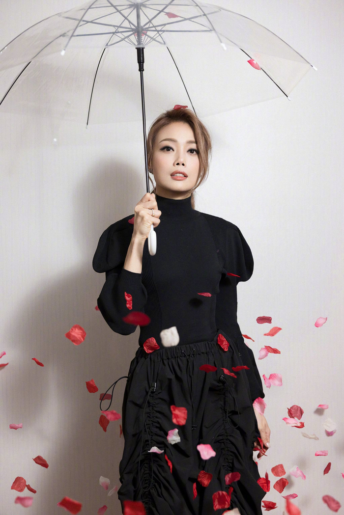 撑伞变装静态版最新发布,被祖儿的状态美到,一整个心动住了