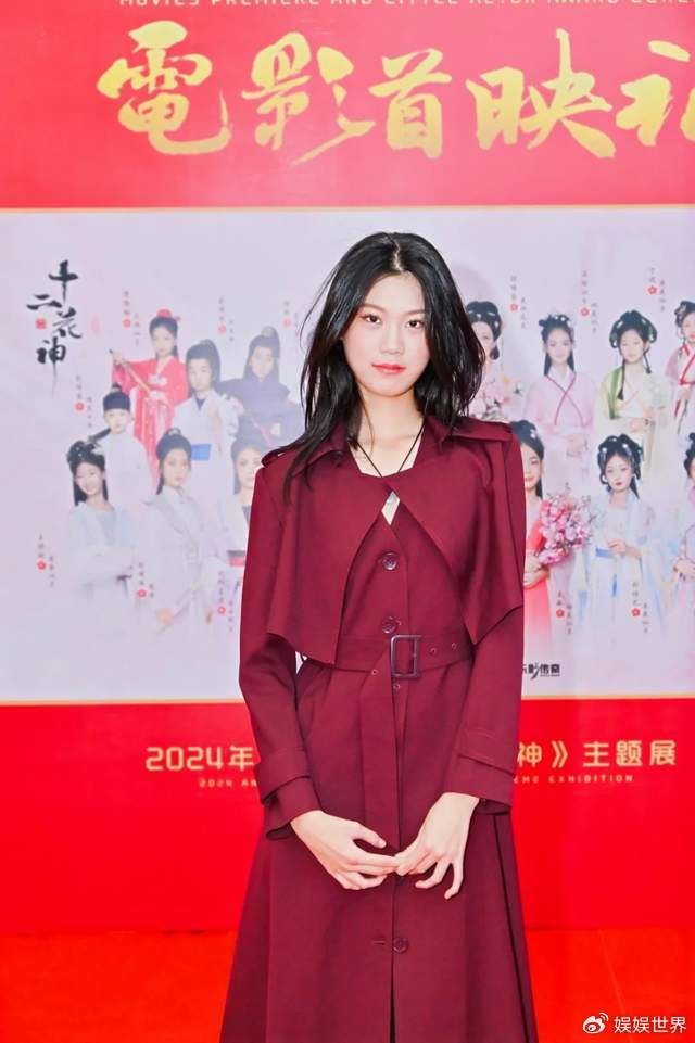 总导演殷其康与出品人高嘉慧,携主演们亮相登场.红毯铺展,星光熠熠.