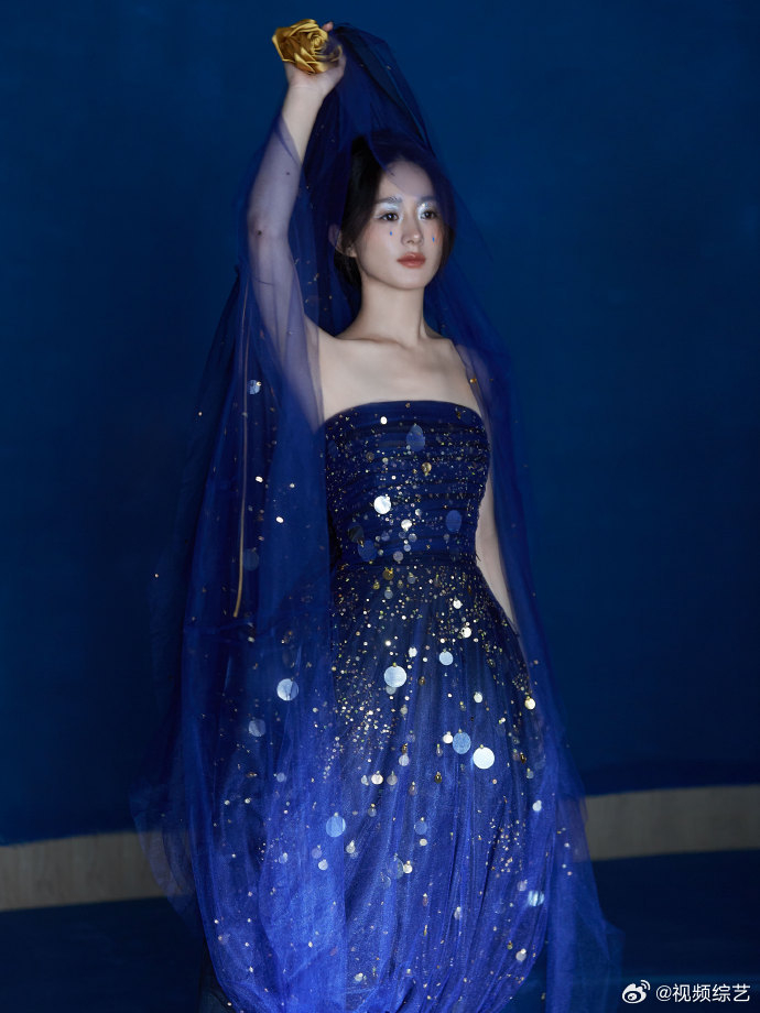 泪妆,亮系眼影,羽毛,各种亮片元素的礼服设计太有新意了 67:赵丽颖