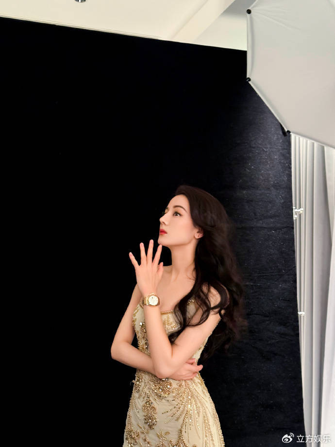 迪丽热巴穿碎钻透纱裙精致靓丽 身姿婀娜美如油画|碎钻|纱裙|迪丽热巴