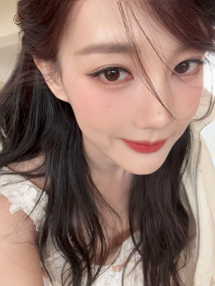 李一桐99朵小白花撒满全身斜刘海公主头oh我的公主殿下