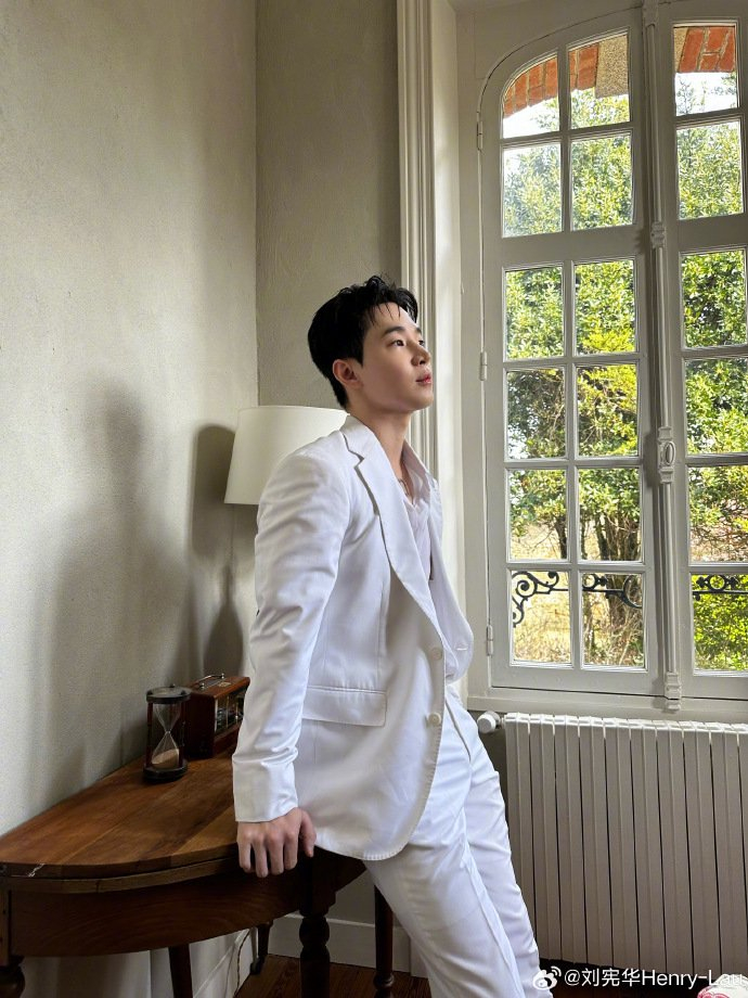 刘宪华法国随拍啊这是谁家的白马王子呀