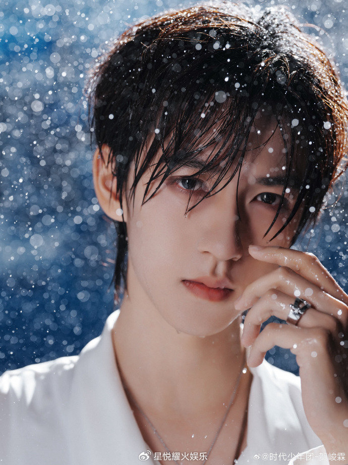 贺峻霖白衣湿发映雨中盛景,魅力破茧,艺术之花璀璨绽放