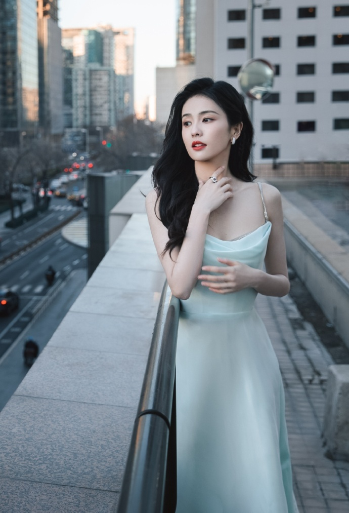 白鹿写真精选,淡蓝纱裙优雅迷人