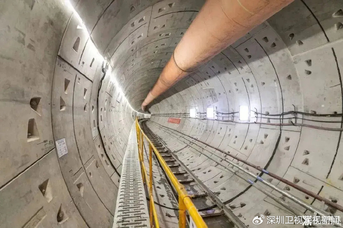 是世界首个双向八车道的沉管隧道;深圳首条海底隧道"妈湾跨海通道",则