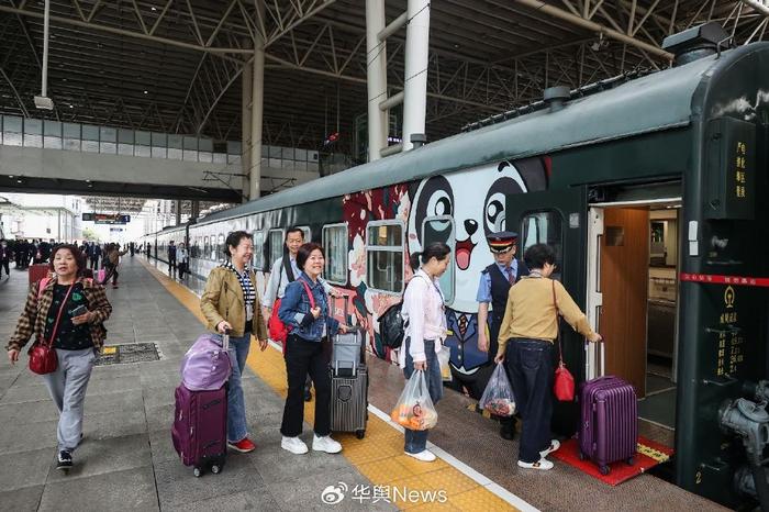 5月8日,游客在贵阳站月台登车,搭乘老挝万象旅游