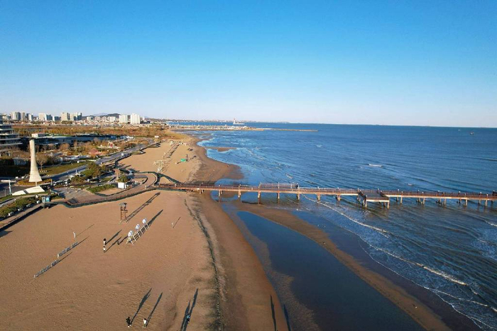 秦皇岛蔚蓝海岸邂逅冬季的北方大海这里是休闲旅游的好去处