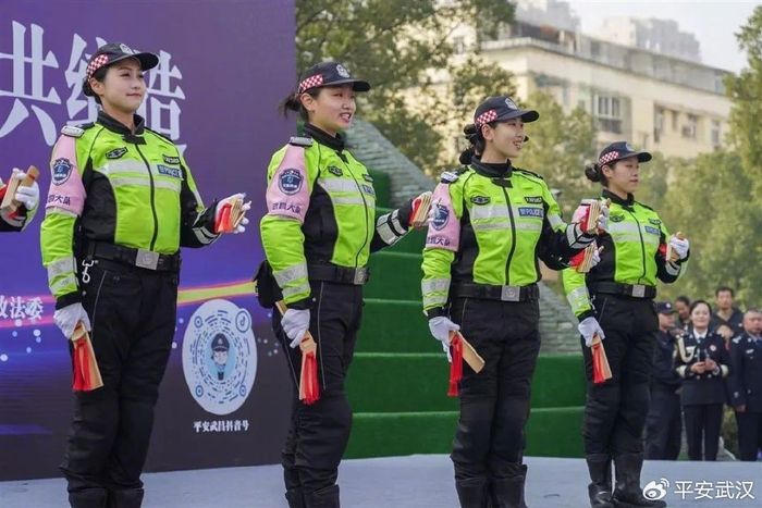 今天警察来搞活动了."|平安|警营|小姐姐_新浪新闻