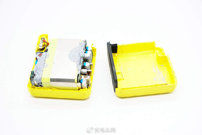 下面就进行拆解,一起看看充电器内部的设计和用料