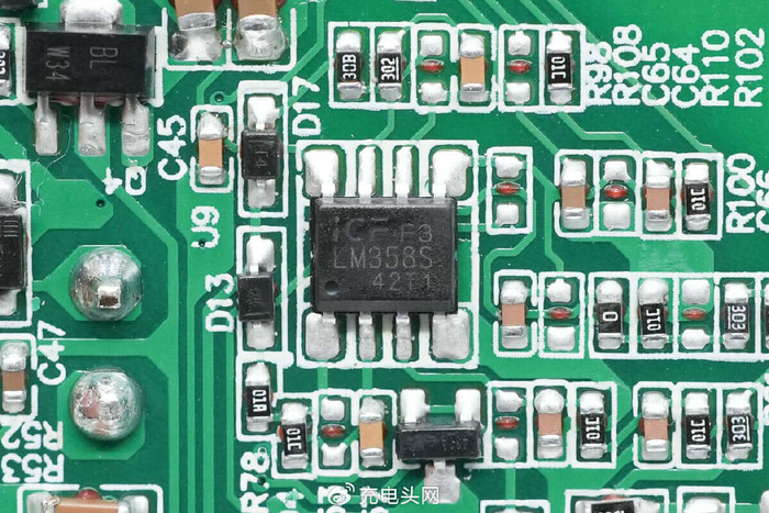 两颗mos管用于输出控制,mos管来自华润微,型号crst045n10n,nmos,耐压